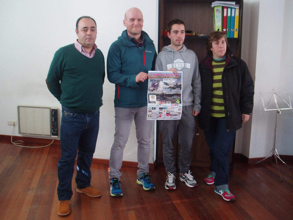 Avelino Fernández (a la izquierda) en marzo con la directiva del Club Atletismo Rúa