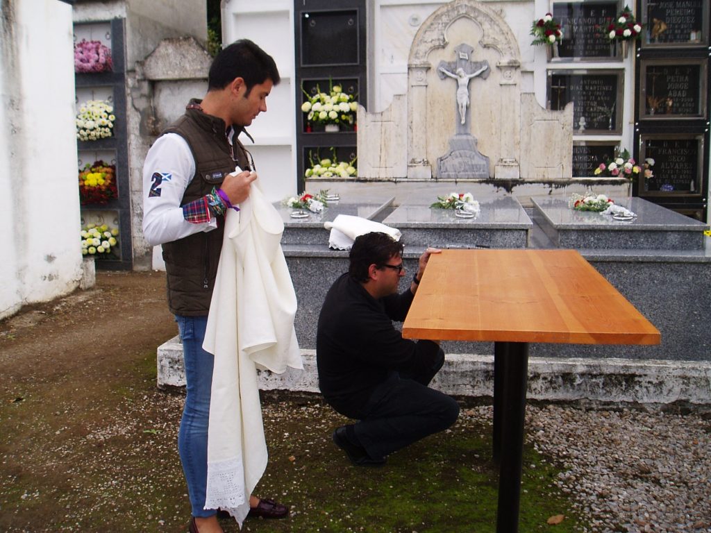 El sacristán Manuel Martínez preparando la mesa para la misa en el cementerio de A Rúa Vella