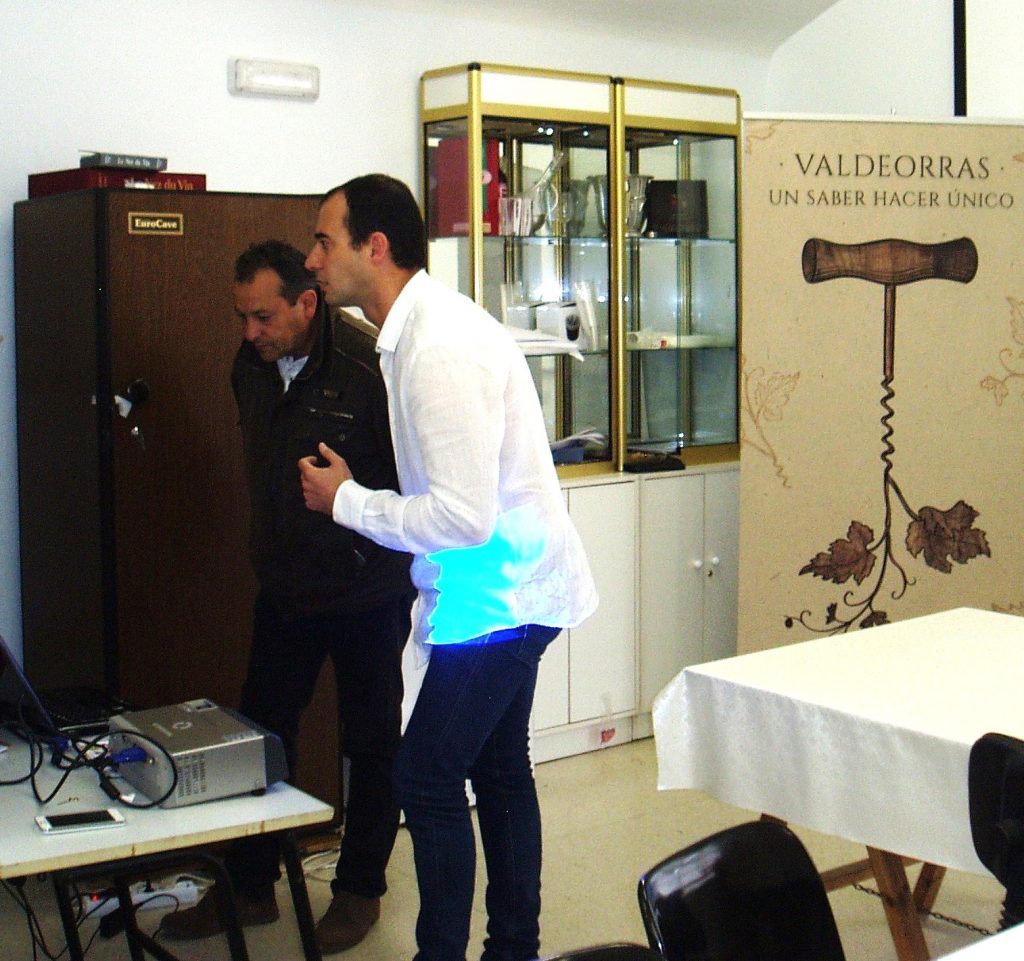 Jorge Illa explica ao alcalde de Vilamartín detalles da campaña con axuda dun portátil