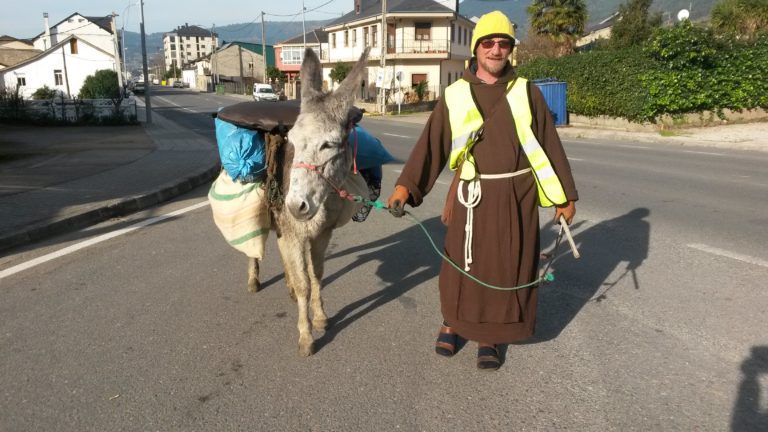 Franciscano belga con su burra en A Rúa. Camino de El Bierzo para fundar una nueva congregación tras recorrer 5.000 kilómetros