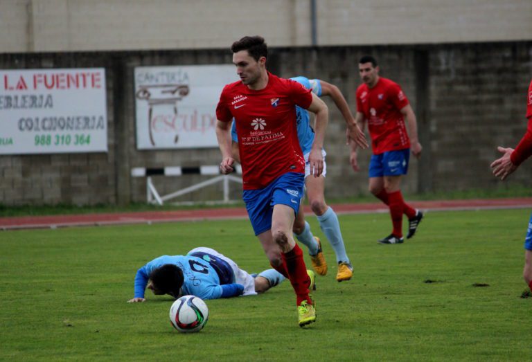 Borja Fernández en una acción de juego con el CD Barco