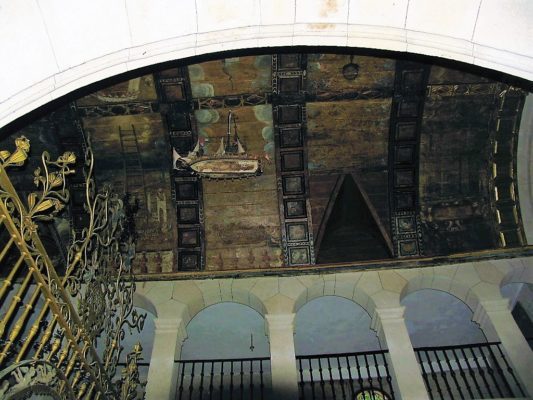 Galeón suspendido en el techo del santuario de As Ermidas