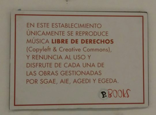 Cartel de uso de música libre de derechos. Complementando el artículo sobre Propiedad intelectual y comunicación pública en locales