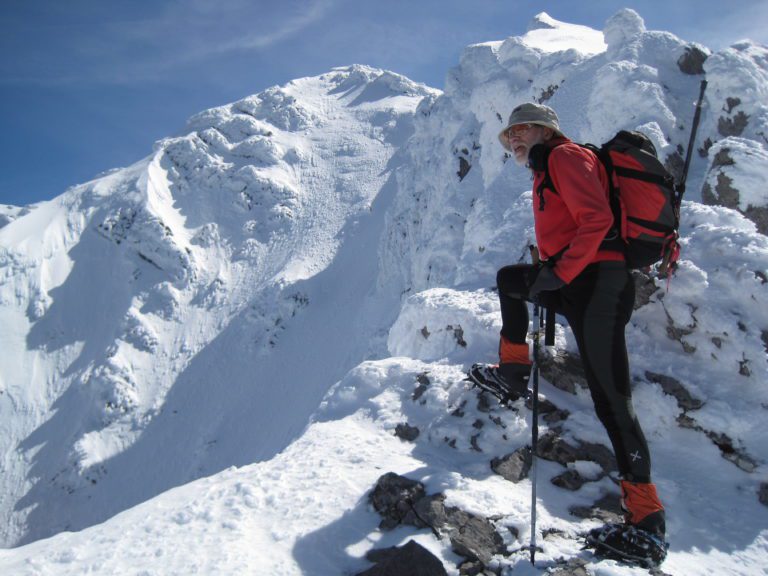 El alpinista Eloy Santín en una cumbre nevada