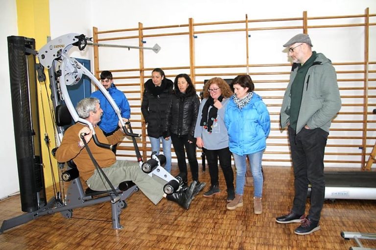 El acalde y vecinos en la apertura del nuevo gimnasio de Viana do Bolo