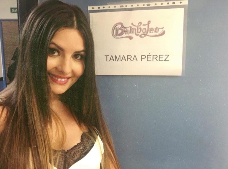 Tamara Pérez en la puerta de su camerino en Bamboleo