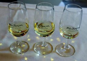 Tres copas de vino serigrafiadas Rías Baixas con albariño