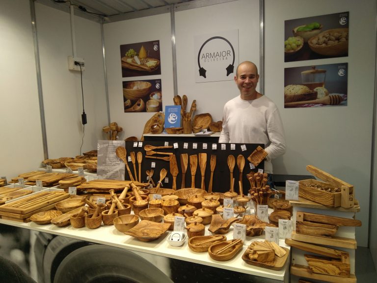 Pablo en el stand de Armaior, artesanía en madera de olivo