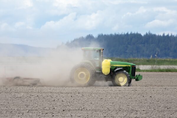 Tractor trabajando simbolizando su lucha contra el impacto del cambio climático en la agricultura