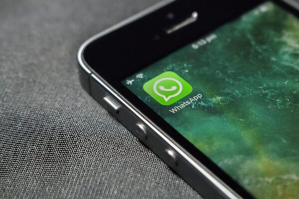 Esquina de Smartphone donde se puede ver el acceso a WhatsApp en la pantalla