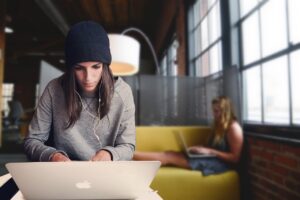 Dos chicas trabajando en un espacio coworking