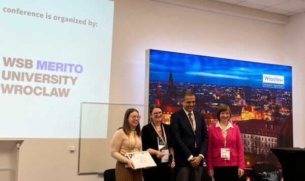 La doctora berciana Sofia Blanco Moreno recibiendo el prestigioso Premio a la Excelencia en Tesis Doctorales otorgado por la Federación Internacional de Tecnologías de la Información y Viajes y Turismo